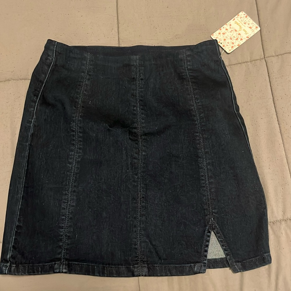 Free people denim skirt
Never worn, new with tags